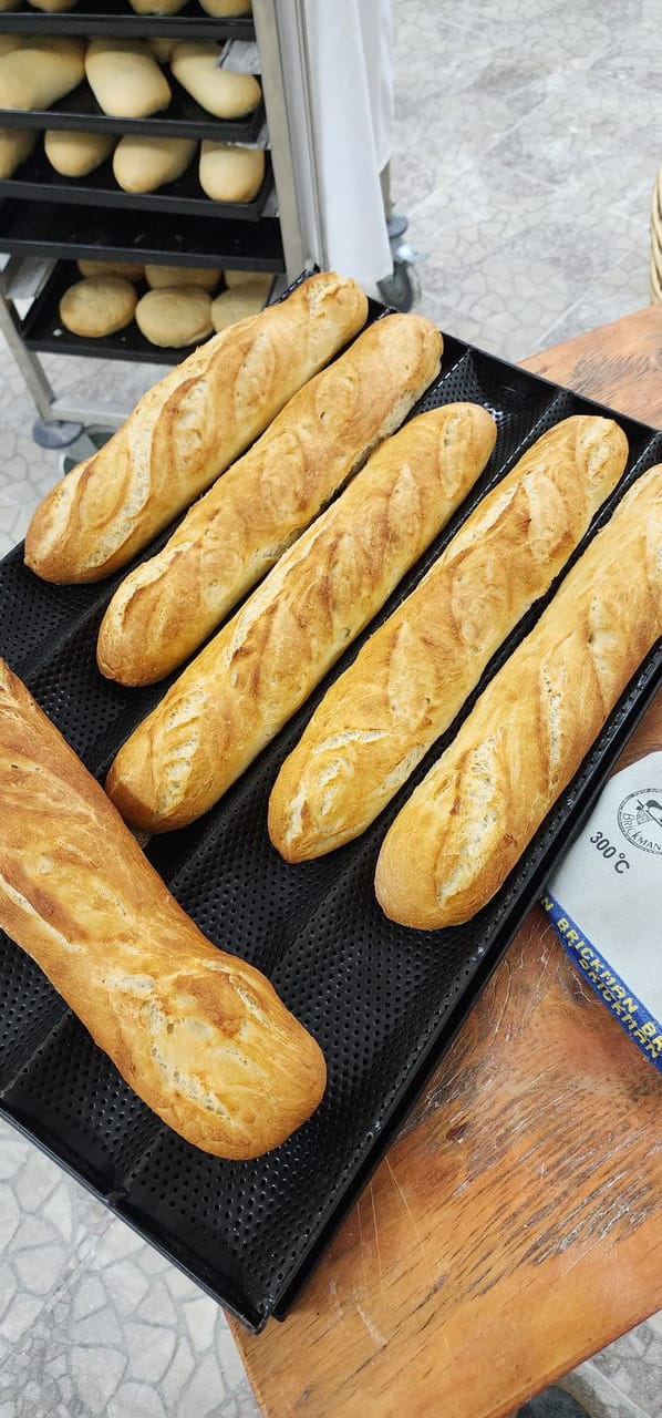 Baguettes doradas recien salidas del horno