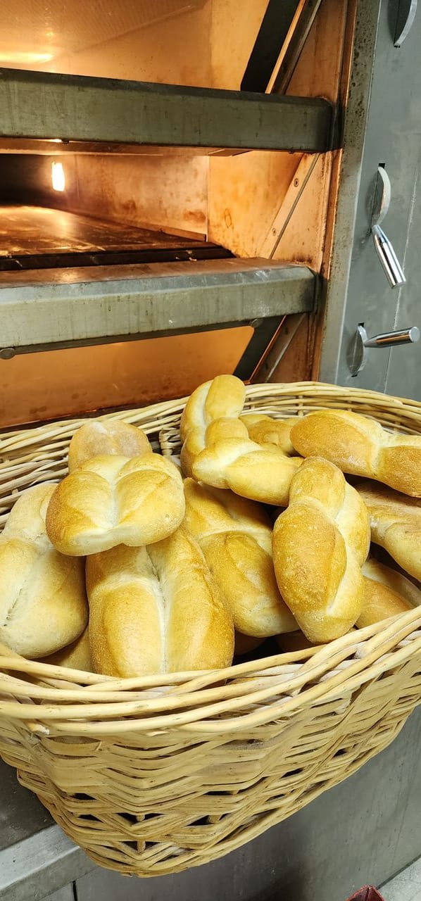 Canasto de pan fresco junto al horno